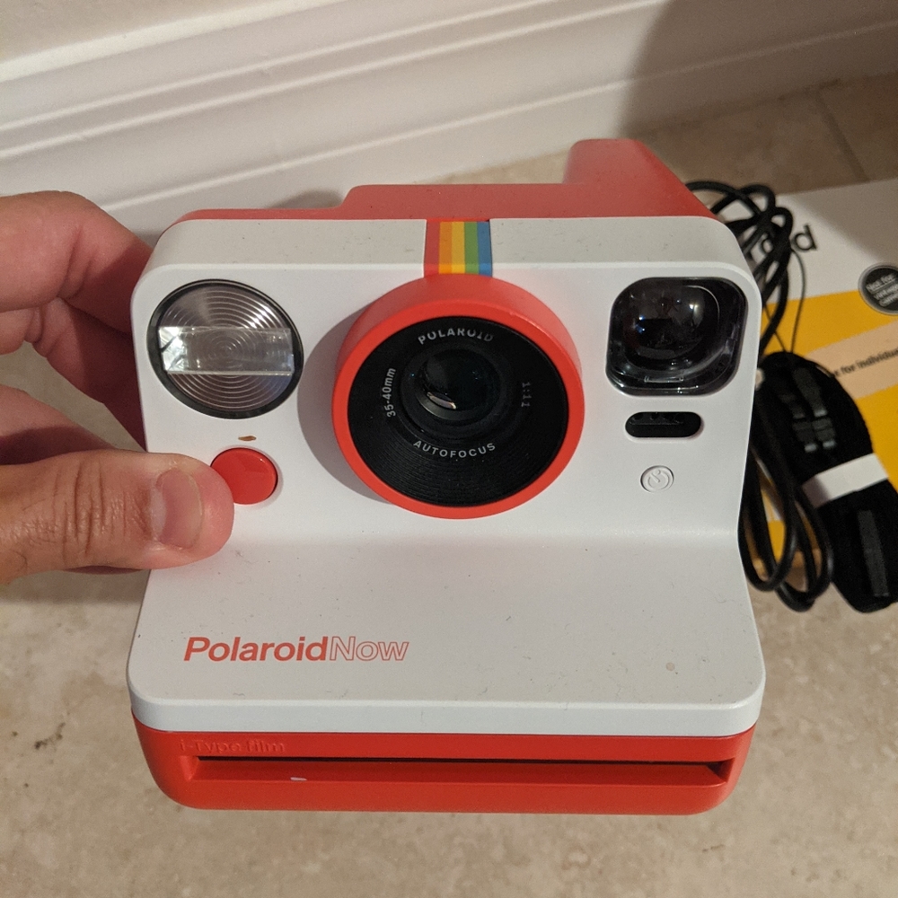 Polaroid Now, red